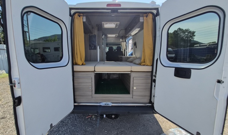 AUTRES PYRENEES VAN 